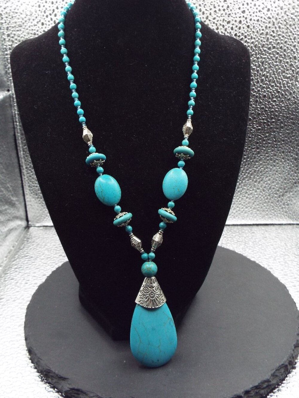 TURQUOISE HOWLITE STONE TEARDROP AND BEADS AND SILVERY HARDWARE NECKLACE 19